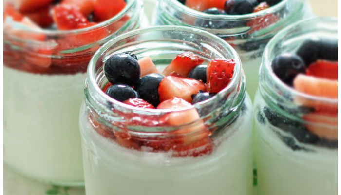 Легкий йогурт з ягодами